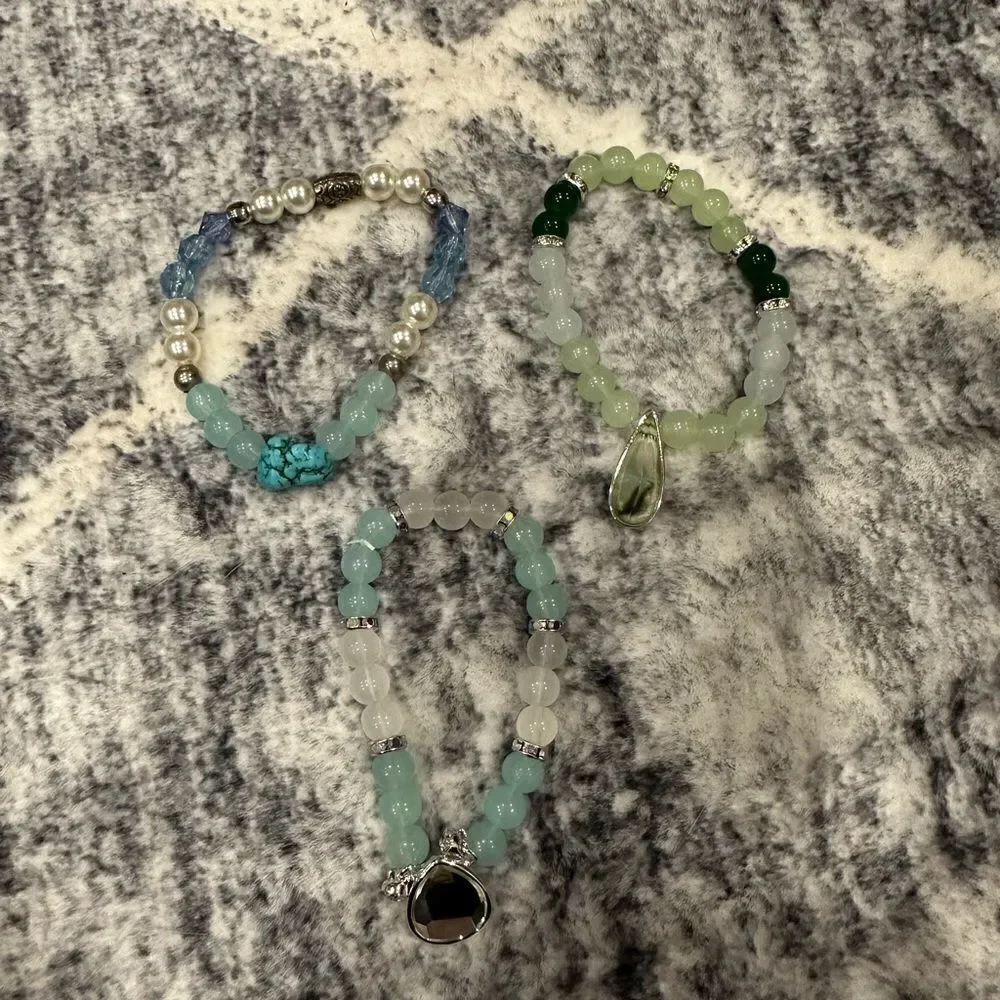 Glass beads stretch bracelet with charm